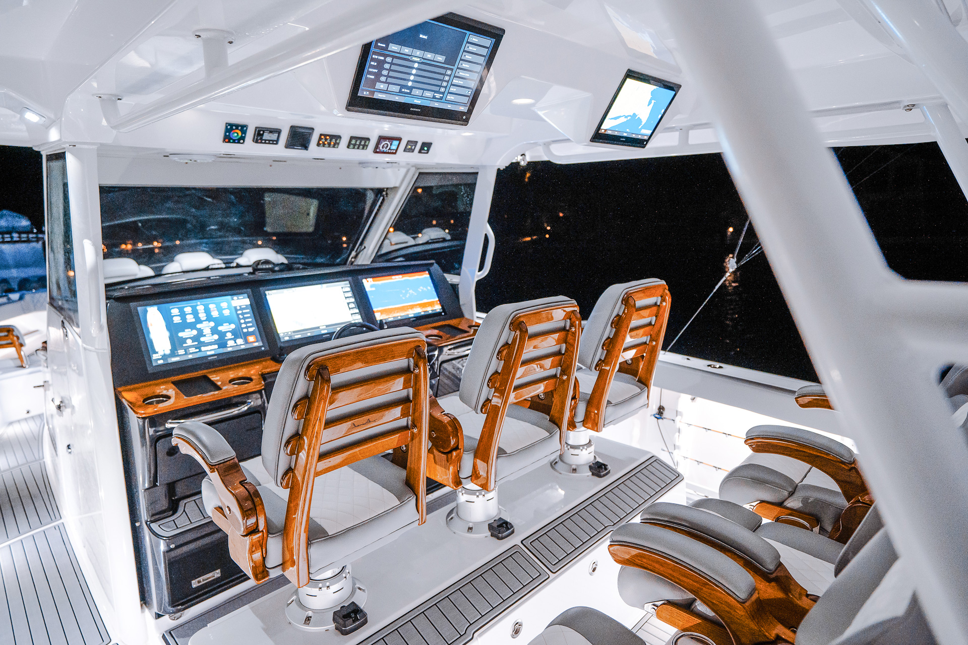 455cc_ exterior console & seating