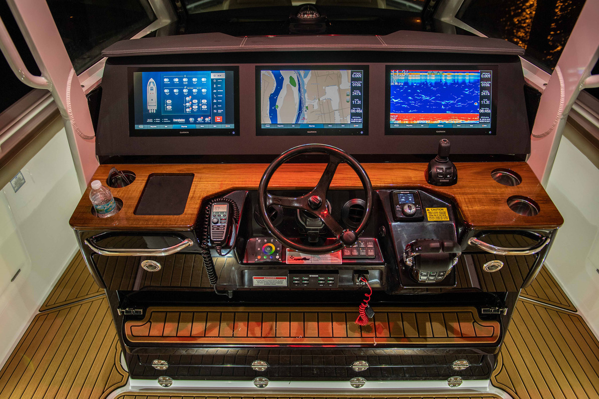 39-foot center console helm area with 3 digital switching screen displays